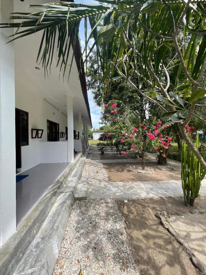 Blue Emocean Dive Resort Moyo Island Esterno foto