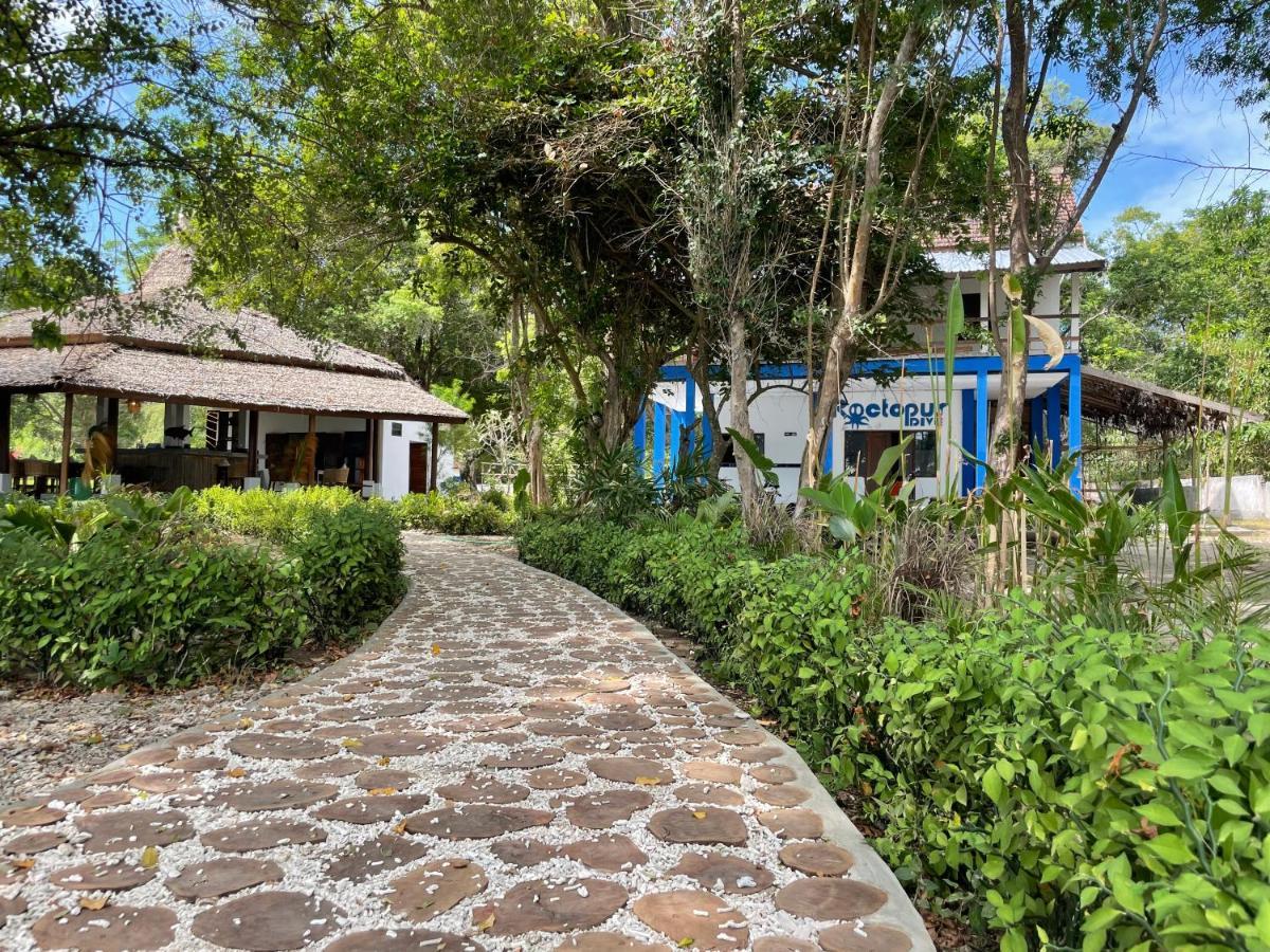 Blue Emocean Dive Resort Moyo Island Esterno foto